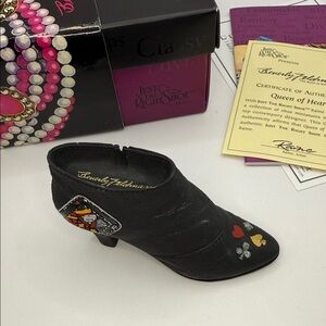 Just the Right Shoe by Raine Presents Beverly Feldman’s “Queen of Hearts” 25325